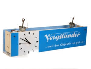 Voigtländer Leuchtreklame mit Uhr