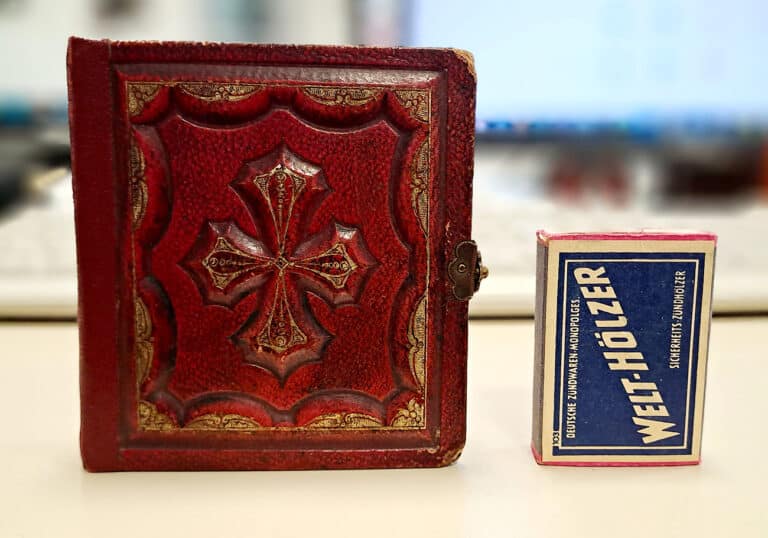 mini album rot zuendholz