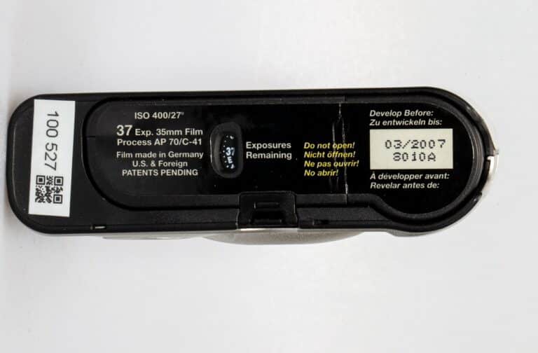 Manueller Filmtransport durch ein Transportrad.