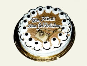 Kamera auf Geburtstagstorte “Für Kurti”