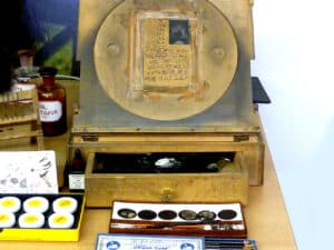 Retuschetisch und Retuschierutensilien